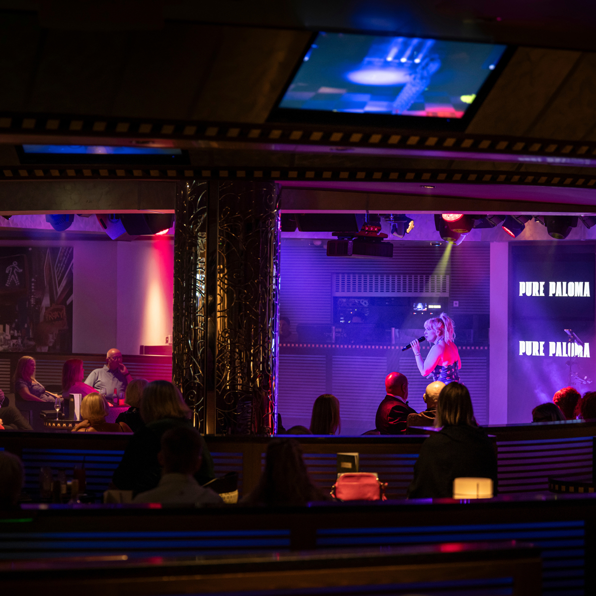 Manhattan lounge on Azura